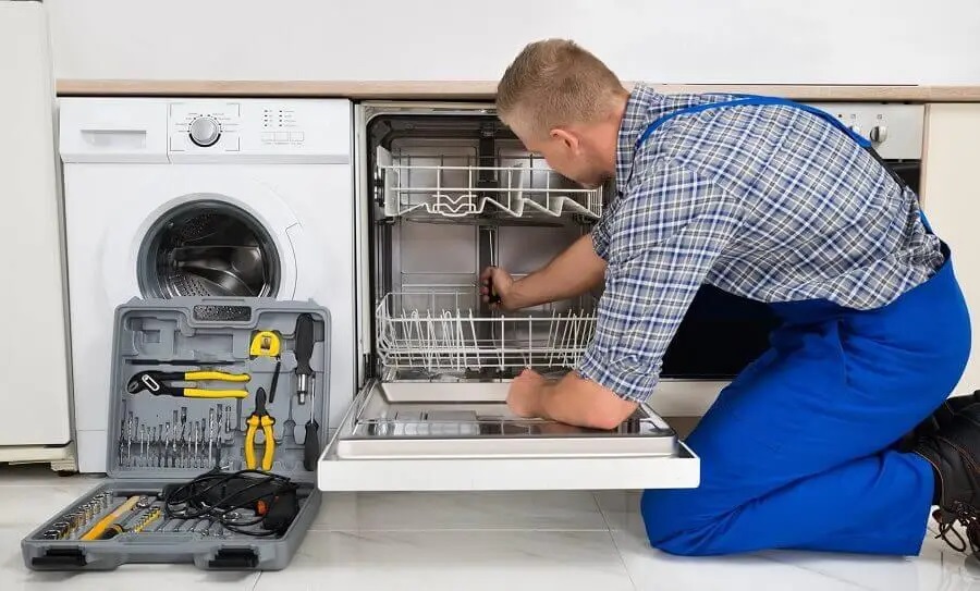 Ferizli Protherm servisi teknisyen ekibi beyaz eşya tamiri yaparken